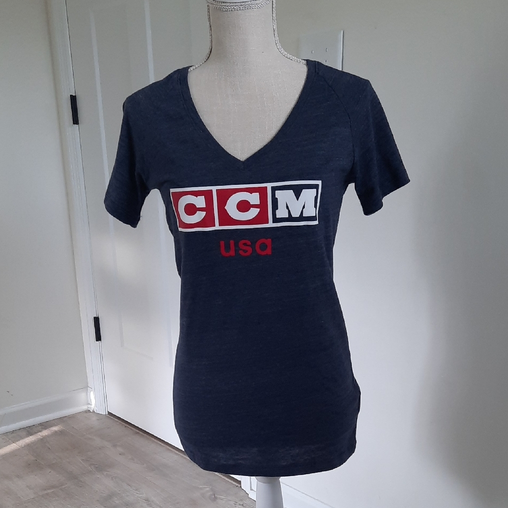 NWOT Women's CCM USA Hockey T-shirt Medium